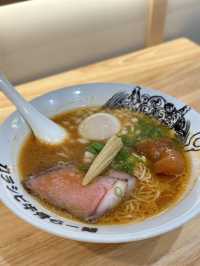 圍方都有鬼金棒拉麵食