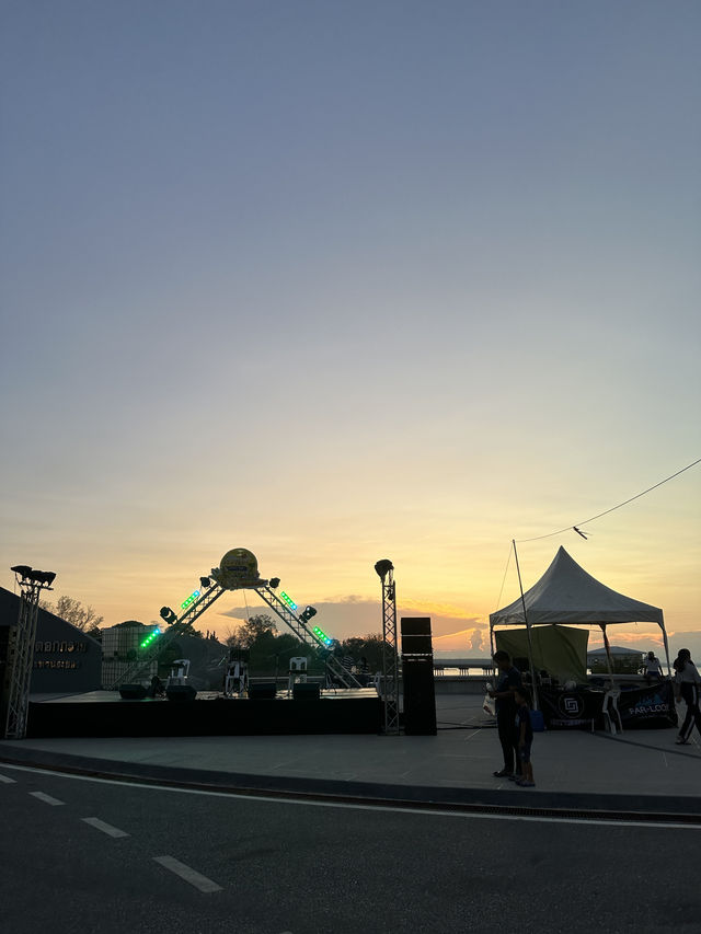 ชมsunset 🌅เดินตลาดดูหนังกลางแปลง@ระยอง