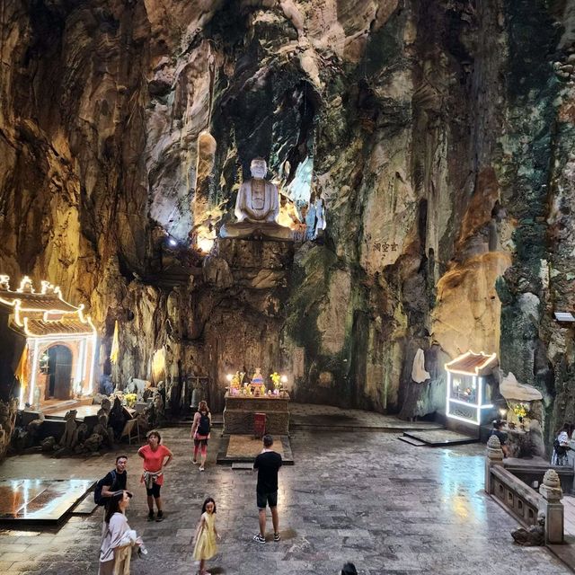 The Marble Mountains : ภูเขาหินอ่อน