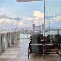 **Renaissance Zhuhai Club Lounge Bar: A Coastal Retreat**