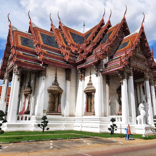 สักการะหลวงพ่อโบสถ์น้อย