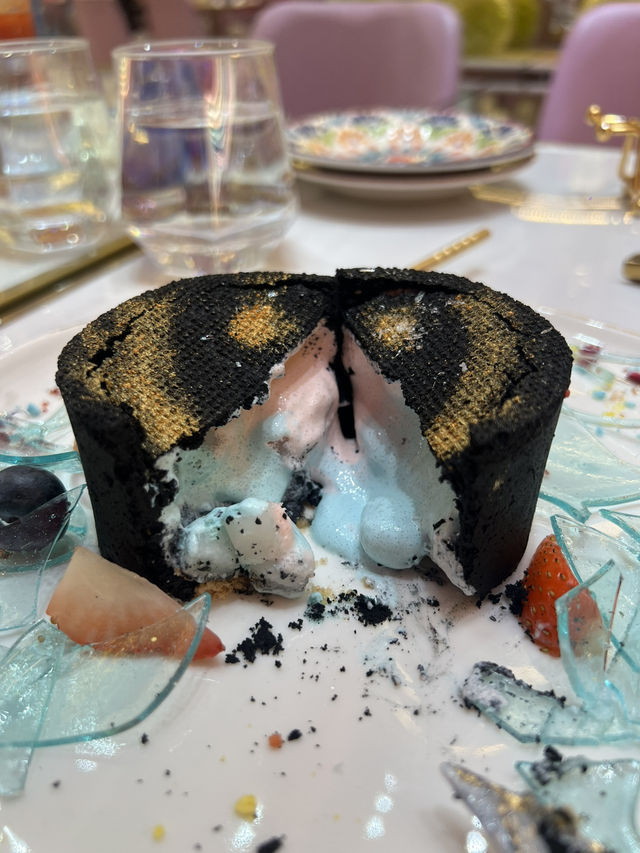 香港にあるカラフルなカフェ🌈