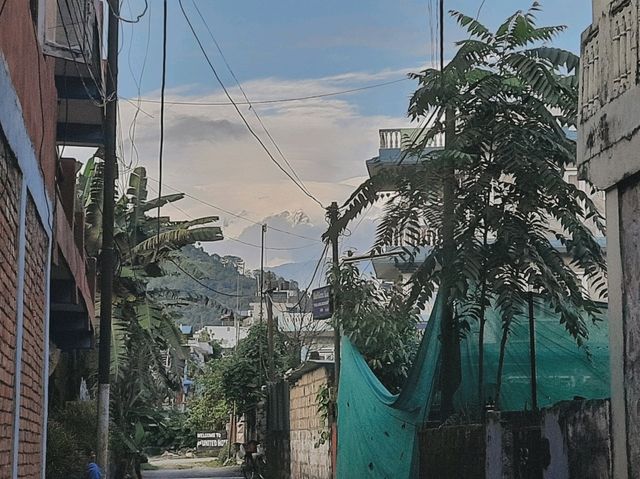 「博卡拉費瓦湖畔街道雪山🏔️魚尾峰美景，見到就會好運降臨」