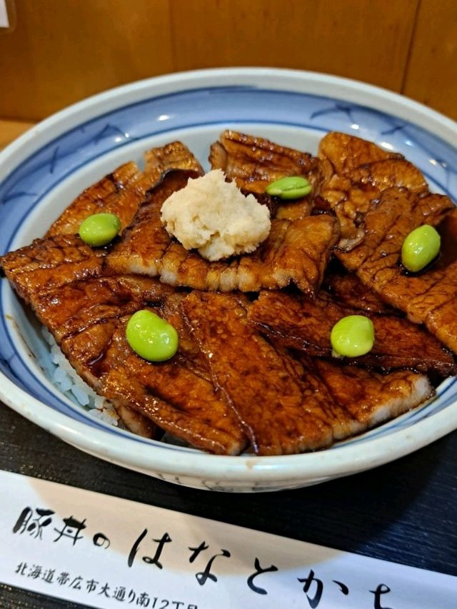 【豚丼のはなとかち:北海道帯広市】炭火の香りが香ばしい絶品豚丼🐷