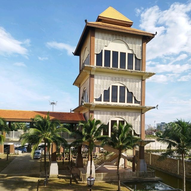 AMAZING TRADITIONAL + MODERN AIRPORT 