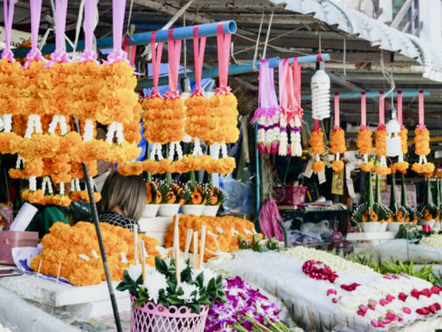 體驗清邁當地文化｜必到瓦洛洛市場！🛍️🌺