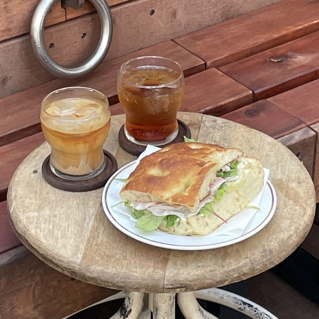 雑居ビルの屋上でひっそりオープンするカフェ"freind in hand"☕️ 