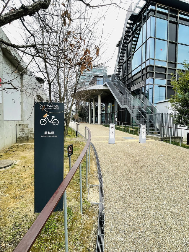 岐阜に来たらここ！スタバのある日本一美しい図書館