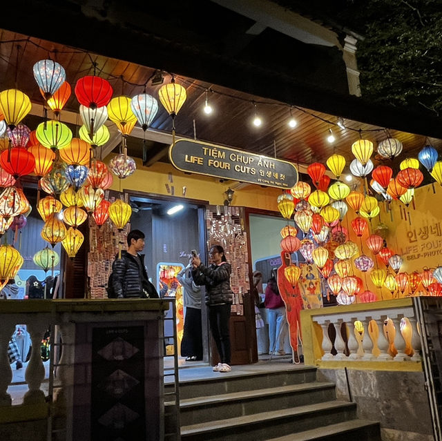 Stroll around the HoiAn ancient town and street shopping 