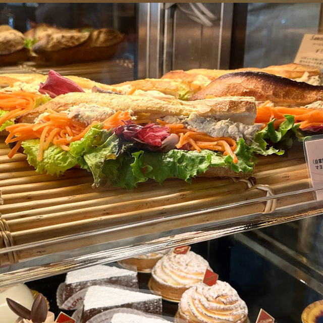 ☾︎東京☽︎ クラシックレストラン隣接のパン屋さん