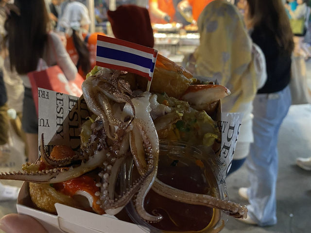 Bangkok’s Food Scene: From Street Eats to Iconic Restaurants! 🍜🥤✨