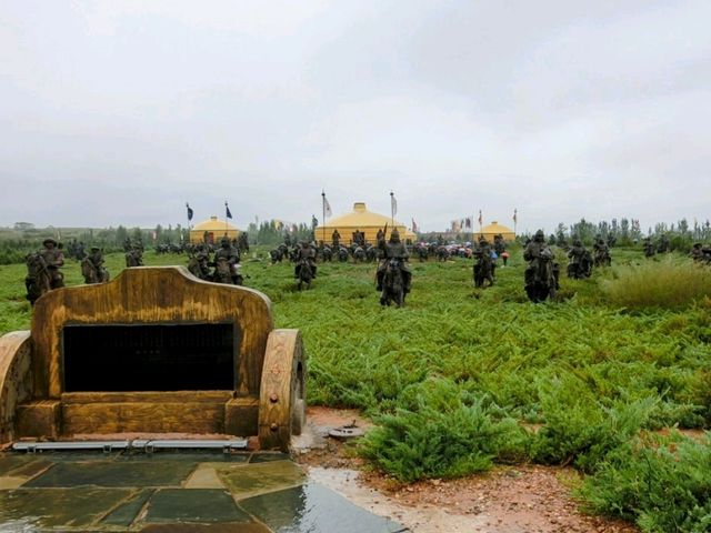 雨天遙望草原的英雄，內蒙古-成吉思汗陵園