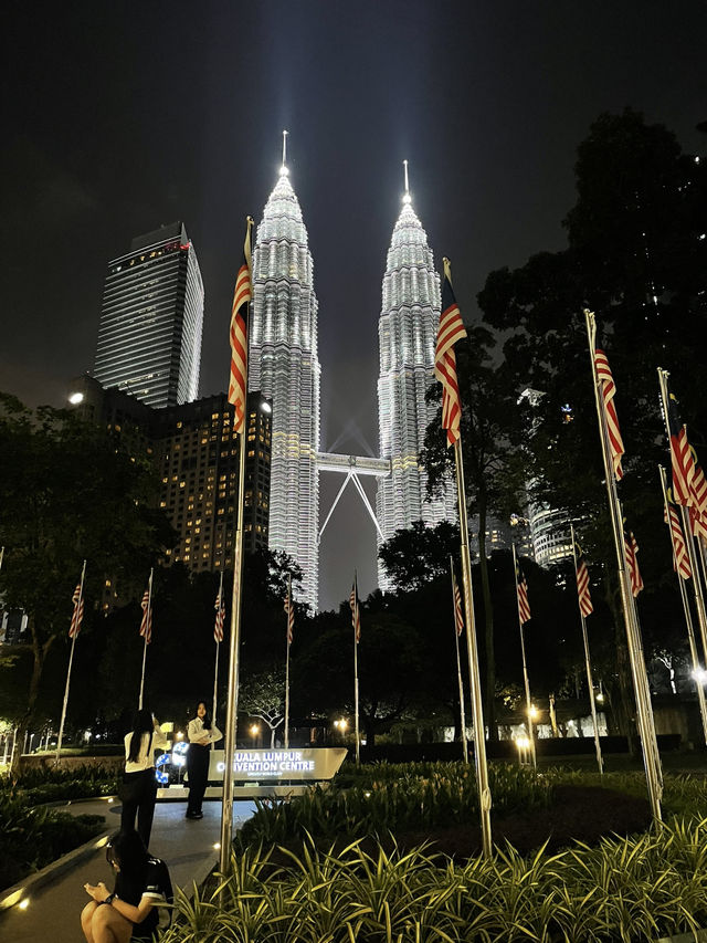 A STUNNUNG SYMPHONY FOUNTAIN LIGHT UP AT NIGHT IN KLCC PARK