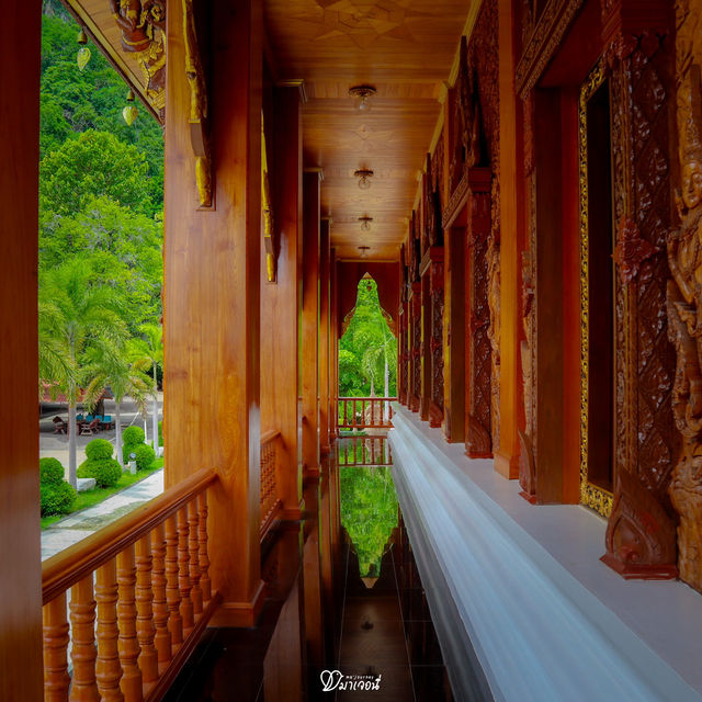 วัดเขาย้อย เพชรบุรี โบสถ์ไม้แกะสลักสุดวิจิตร 
