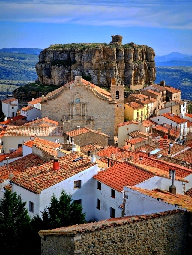 Ares del Maestre 鎮坐落在一座岩石山頂上，地理位置優越，俯瞰著 El Maestrazgo 地區美麗而崎嶇的景觀