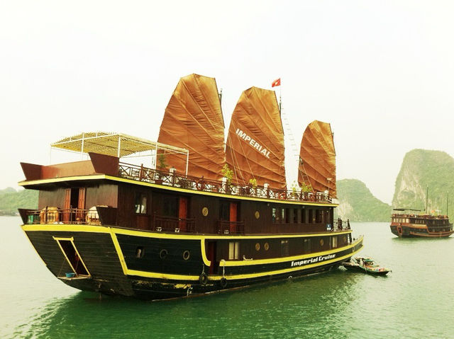 ล่องเรือชิลๆ ชมวิวสุดอลังที่ฮาลองเบย์