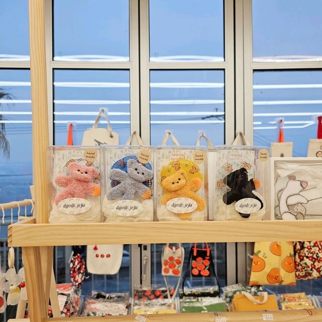 3층짜리 제주 공항 근처 기념품 쇼핑몰