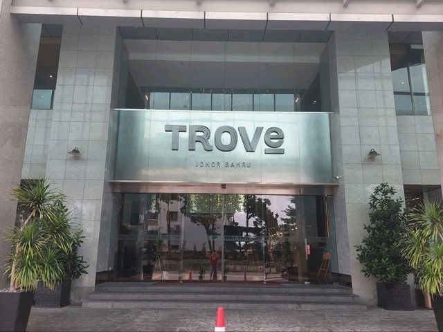 “Urban Vibes & Cultural Comfort: Deluxe King Escape at TROVE JB”