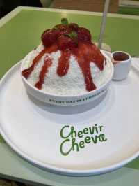 Snowfall in a Bowl: Cheevit Cheeva’s Strawberry Cheesecake Bingsu Hits the Sweet Spot