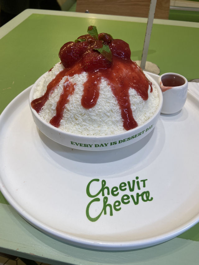 Snowfall in a Bowl: Cheevit Cheeva’s Strawberry Cheesecake Bingsu Hits the Sweet Spot