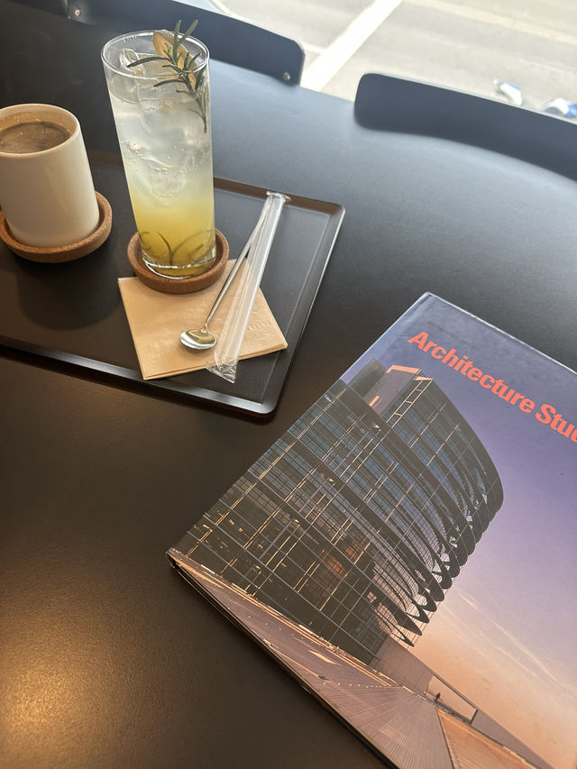 경남 고성의 감각적인 북카페 찾는다면 퍼슈어리! ☕️