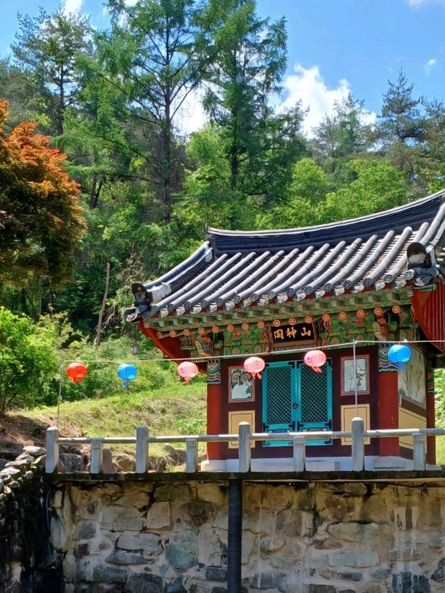 바위 품은 절경 사찰