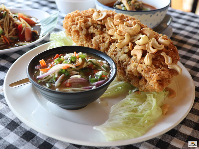 ร้านอาหารริมแก่ง 