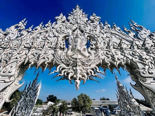 與其說是寺廟，更像是純粹的藝術品-白廟