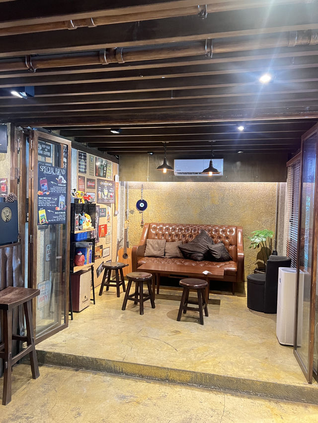 Backstreet Cafe Pattaya คาเฟ่ลับพัทยา
