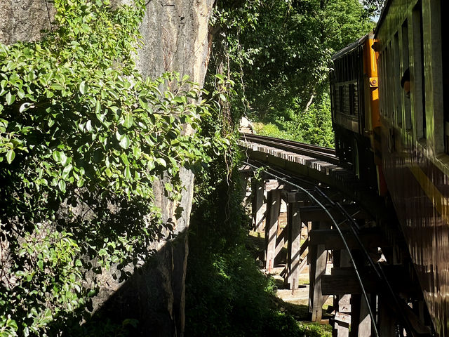 สัมผัสประวัติศาสตร์บนรางรถไฟเหนือน้ำแคว