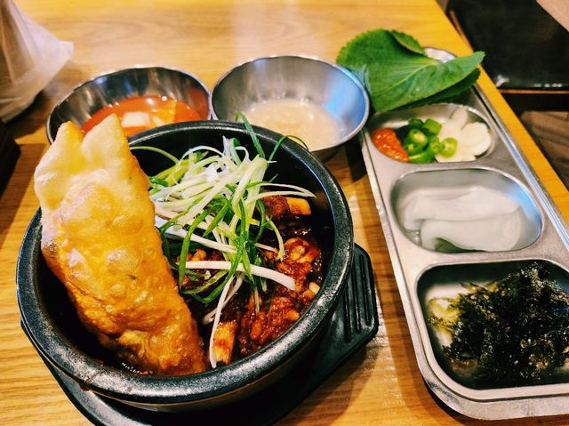 🍖【辣香撲鼻】巨松燉排骨：吃一口就會懷念的超人氣美食