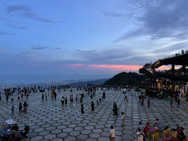 セブの夜景を一望！夕暮れのピンク空と音楽が心に残る