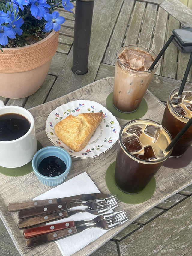 ️ 낭만적인 정원 옆 휴식, 멜로우데이즈🤍☕️