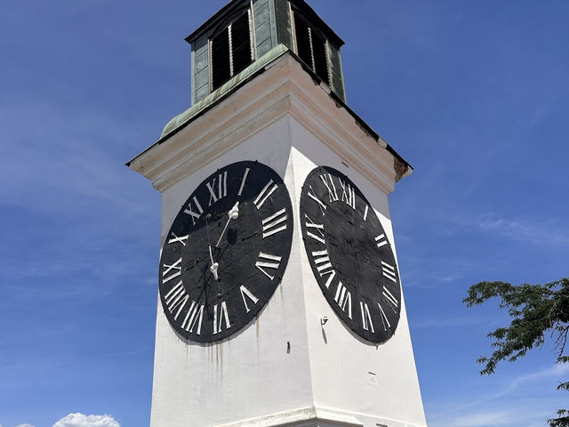 【Petrovaradin Fortress Clock】 ノヴィサドの象徴！ゆったり流れるドナウ川を見下ろす絶景