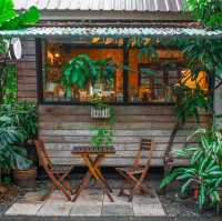 คาเฟ่เล็กๆในสวนบรรยากาศสุดชิลล์ร่มรื่น นั่งจิบกาแฟ