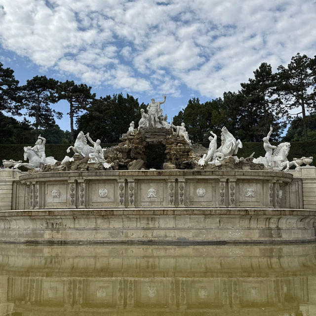 Schönbrunn Palace: Sisi's Grand Home of Love & Freedom! 🏰💖