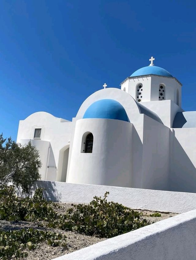 ⛪ Europe 🌍 Chasing Blue Domes: Santorini’s Famous Churches on a Budget 🇬🇷💙