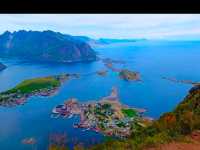  羅浮敦群島主要是以三個大島與周遭小島形成。