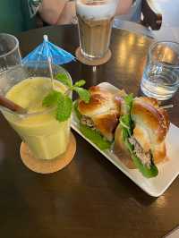 Chill Vibes at MonAmi Cafe!