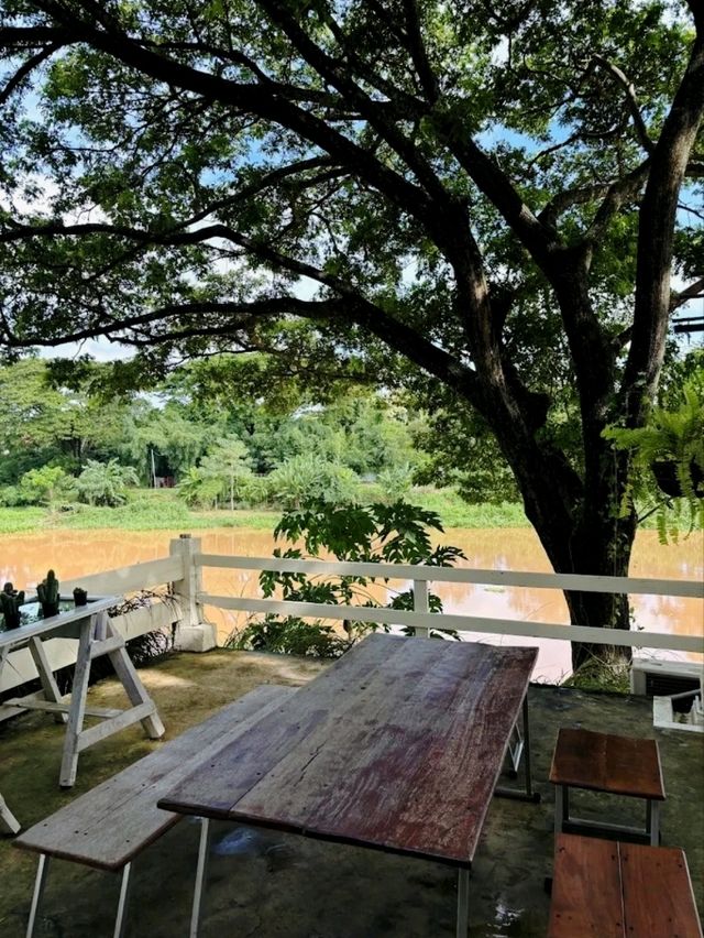 Mahamitr Lampang เป็นคาเฟ่ที่มีชื่อเสียงในลำปาง