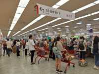 首爾車站一出來就能血拼！來逛【樂天Outlet＋樂天超市】