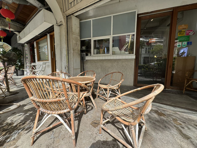 ☕ Nostalgic Mornings at Le Cafe
