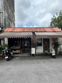 ธรรมดา…นั่งแล้วไม่อยากกลับ คาเฟ่แมวริมน้ำจันบูร