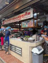 🍽️✨ เปิดตำนานร้านดังในตำนาน “โกเบนซ์ ข้าวต้มแห้ง”