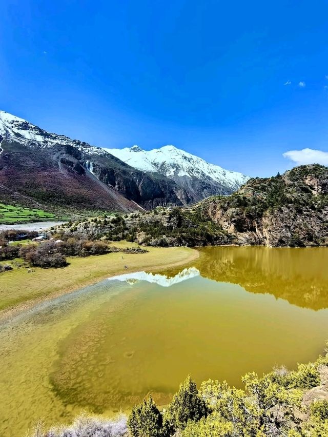Tripping Over Colors at Banbar Three-Coloured Lake