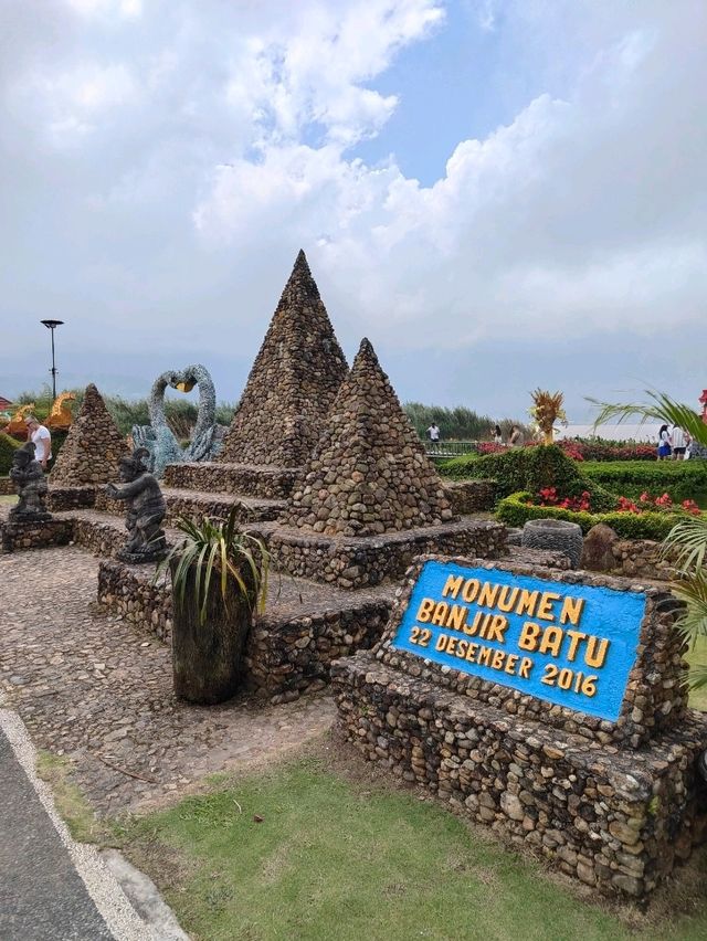 🌺 Ceremonial Reflections: A Walk Through Ulun Danu Beratan Park