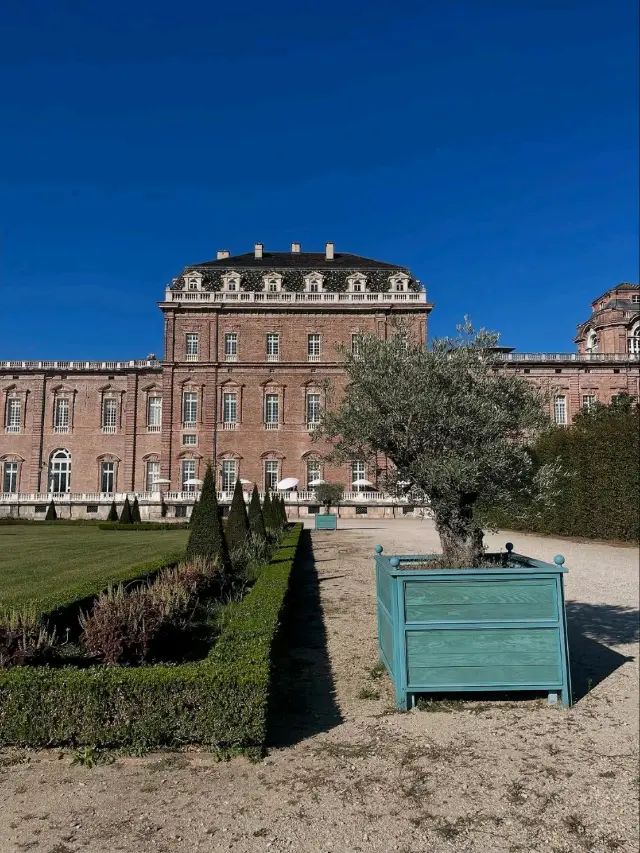 Laid Back Elegance on a Citywalk Through Torino