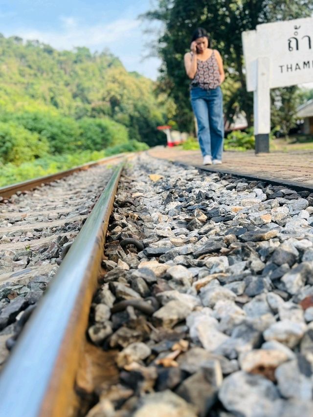 🚉 ถ่ายรูปคิวท์ ๆ กับทางรถไฟสายมรณะ สถานีถ้ำกระแซ