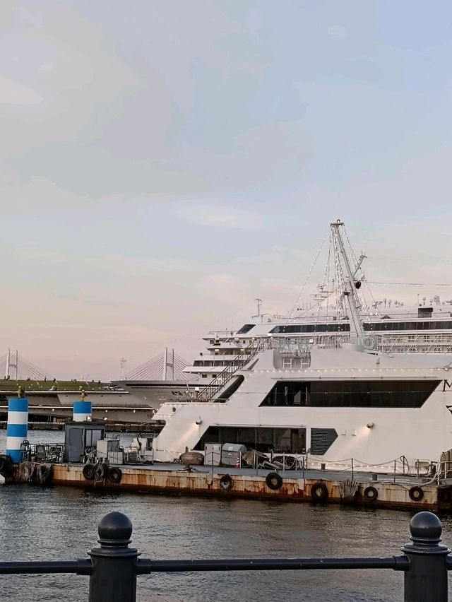 Bricks, Breeze & Bay Views: Yokohama Stroll Bricks, Breeze & Bay Views: Yokohama Stroll