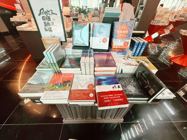 ここが本屋さん？！幻想的な空間が広がる閤書鍾